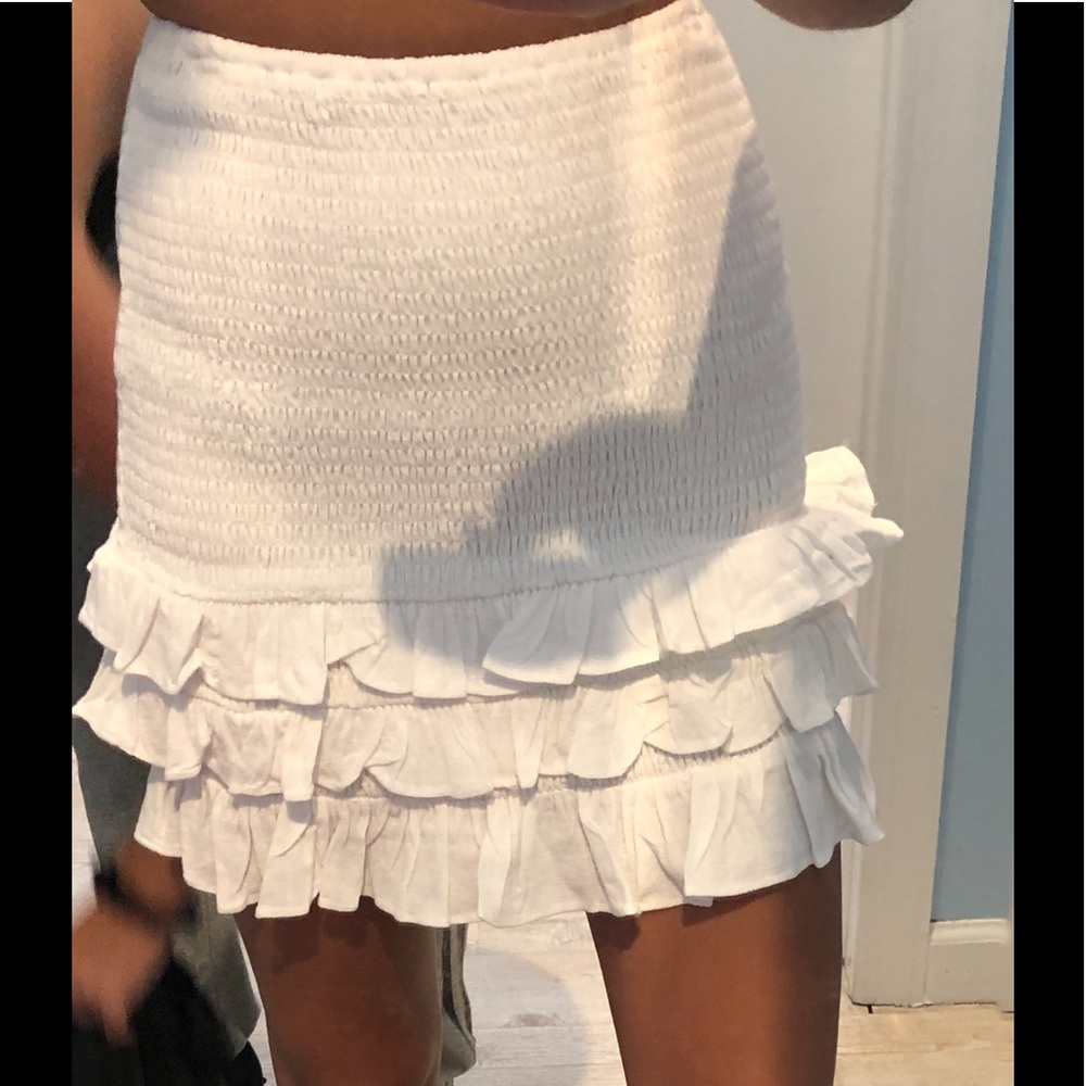 Cute white mini skirt with ruffle size small